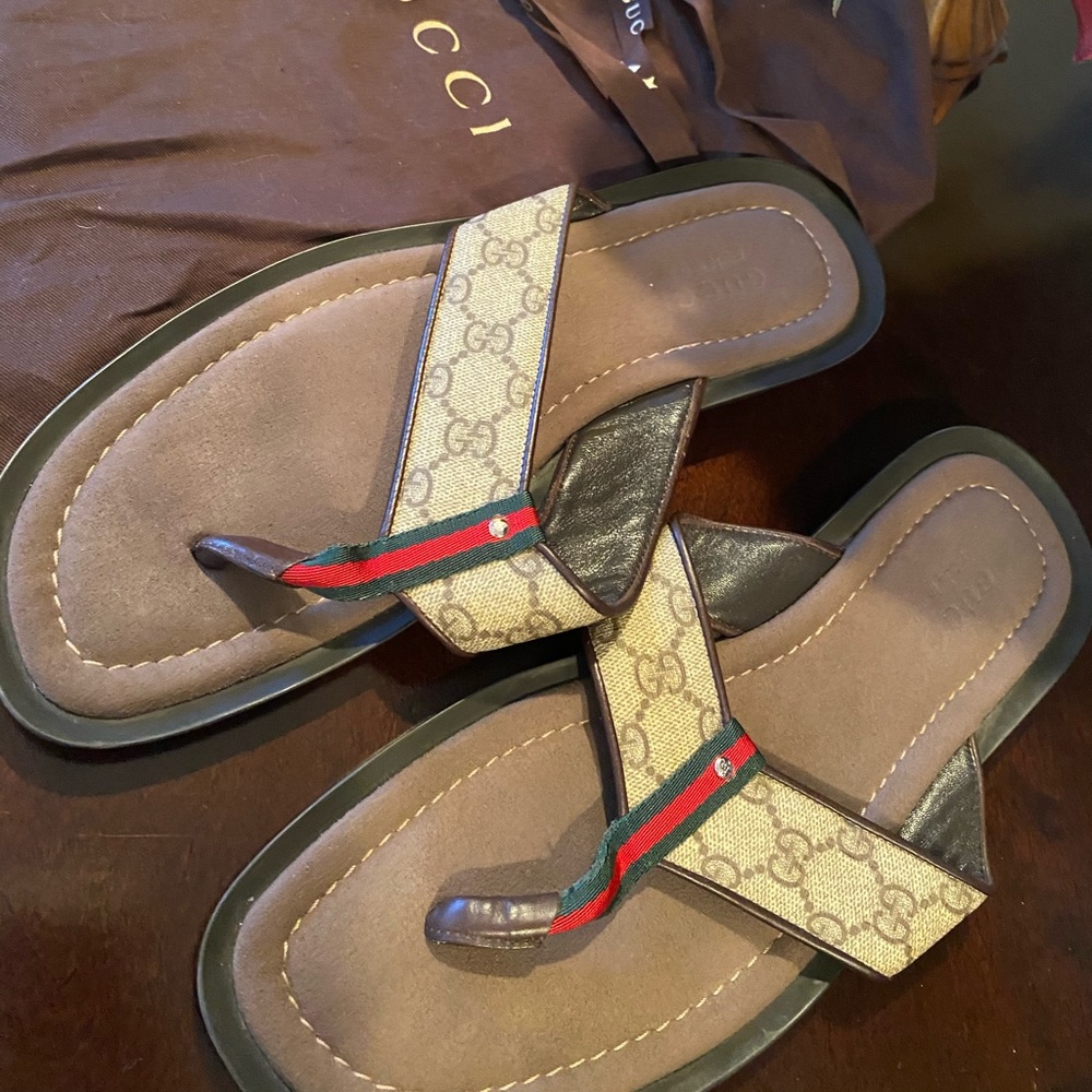 Men’s Gucci signature flip flops